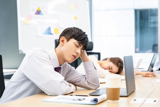 봄만 되면 춘곤증을 호소하는 사람이 많다. 피곤함이 2주 이상 지속된다면 검진을 받는 것이 권고된다. /사진=이미지투데이