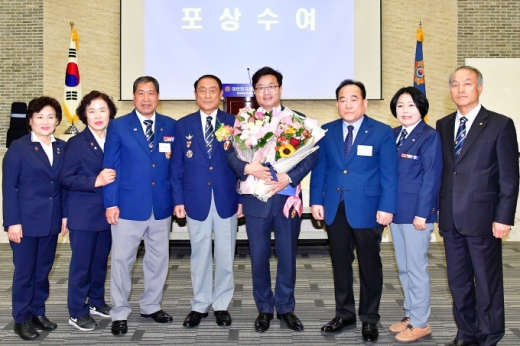 염태영 수원시장(오른쪽에서 네번째)이 16일 서울시 영등포구 공군회관에서 열린 대한민국재향군인회 제72차 정기 전국총회에서 '향군대휘장'을 받은 후 기념촬영을 했다. / 사진제공=수원시