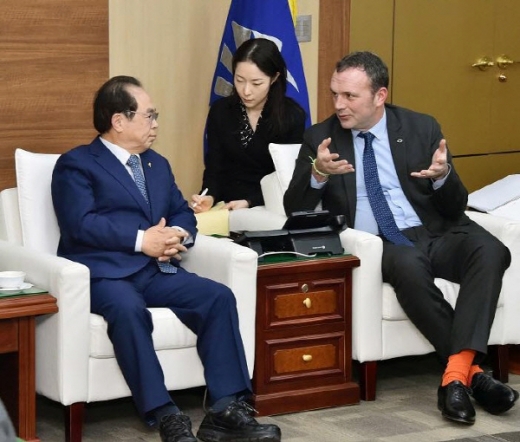 오거돈 부산시장이 지난 16일 도미닉 시뇨라 르노삼성자동차 사장과 만나 부산에 대한 지속적인 투자와 경영 활동을 계속해 나가겠다는 약속을 받아냈다./사진제공=부산시