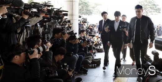 [머니S포토] 마약투약 의혹 박유천, '세간의 관심속에 경찰 출석'