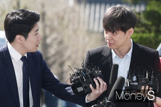 [머니S포토] 마약 투약 의혹 관련 질의 답하는 박유천