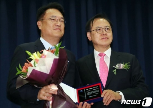 정진석 자유한국당 의원이 지난 16일 국회 의원회관에서 열린 제 8회 국회를 빛낸 바른 정치언어상 시상식에서 품격언어상을 수상하고 있다. /사진=뉴스1 