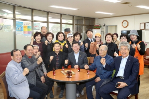 지난 16일 박승원 광명시장(앞 오른쪽 세번째)이 광명4동 행정복지센터를 찾아 우리동네 시장실을 운영한 가운데 주민들과 기념촬영을 하고 있다. / 사진제공=광명시