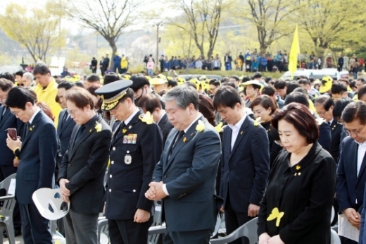 지난 16일 안산시 화랑유원지에서 열린 세월호 참사 5주기 기억식에 참석한 송한준 경기도의장. / 사진제공=경기도의회
