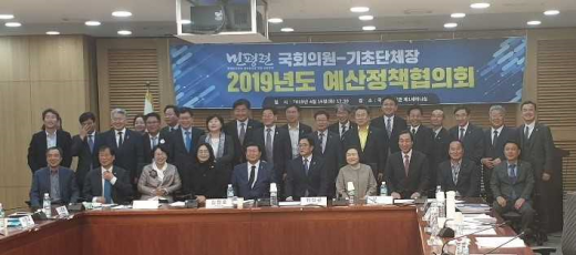 우석제 안성시장은 지난 16일 국회의원회관 제1세미나실에서 개최된 국회의원-기초단체장 예산정책협의회에 참석하여 지역의 현안사업에 대한 해결방안 논의와 협력을 도모했다. / 사진제공=안성시