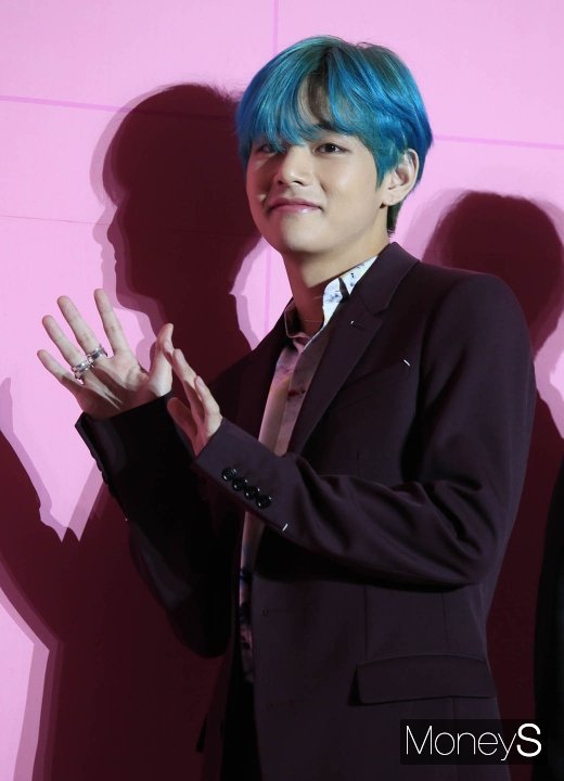 [머니S포토] 방탄소년단(BTS) 뷔 '세계 미남 1위의 심쿵 눈빛'