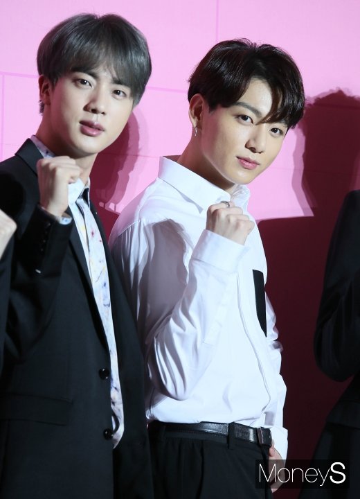 [머니S포토] 방탄소년단(BTS) 진·정국 '힘찬 파이팅!'