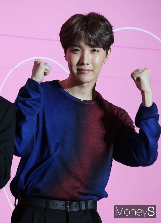 [머니S포토] 방탄소년단(BTS) 제이홉 '심쿵 눈맞춤'