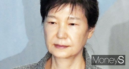 박근혜. 박근혜 전 대통령. 유영하 변호사. 형 집행 정지. 검찰. 박근혜 전 대통령(67)의 변호인을 맡았던 유영하 변호사(57)가 “박 전 대통령의 형 집행을 정지해 달라”며 검찰에 신청했다. /사진=임한별 기자