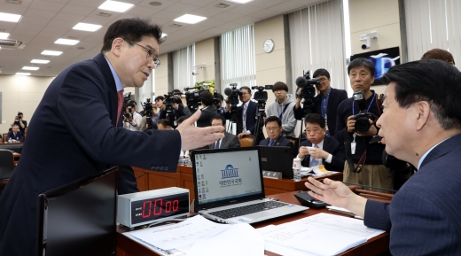 17일 오전 서울 영등포구 여의도 국회에서 열린 과학기술정보방송통신위원회 제3차 전체회의-KT 화재원인 규명 및 방지대책 청문회에서 김성태(왼쪽) 자유한국당 간사가 노웅래 위원장에 청문회 연기를 요청하고 있다. /사진=뉴시스