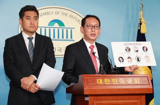 법제사법위원회 자유한국당 김도읍, 바른미래당 오신환 간사가 11일 오전 서울 여의도 국회 정론관에서 담당 재판과 관련된 기업 주식 35억원 어치를 보유했다는 의혹을 받고 있는 이미선 헌법재판관 후보자의 자진사퇴를 촉구하는 기자회견을 하고 있다. /사진=머니투데이 DB