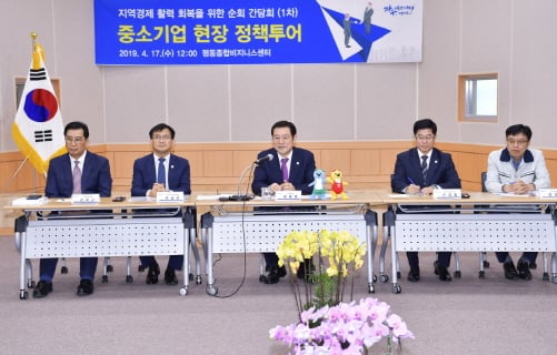 이용섭 광주광역시장이 지역경제 활력 회복을 위한 '중소기업 현장 정책투어'에 나선 가운데 17일 오후 광산구 평동종합비즈니스센터 대회의실에서 산업단지 입주 기업체 대표 및 종사자들과 오찬 간담회를 열고 기업 활성화를 위한 소통의 시간을 갖고 있다./사진제공=광주광역시