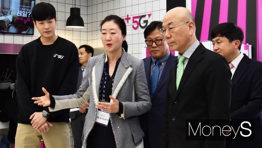 [머니S포토] LG U+ 5G 팝업스토어 방문한 이효성 방통위원장