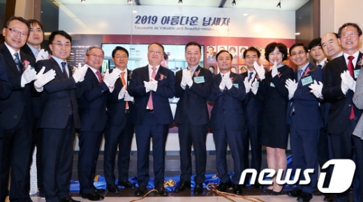 국세청 아름다운 납세자. 국세청. 국세청이 정규직 고용과 나눔에 앞장선 기업가 등 24명을 ‘2019년 아름다운 납세자’ 수상자로 선정했다. /사진=뉴스1