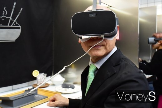 [머니S포토] 5G AR 컨텐츠 체험하는 이효성 방통위원장