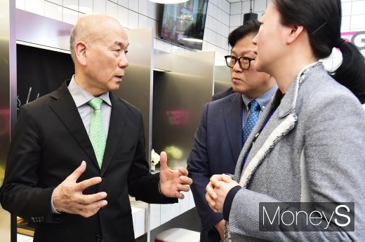 [머니S포토] 5G AR 컨텐츠 질문하는 이효성 방통위원장