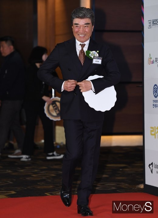 [머니S포토] 옷 매무새 가다듬는 이덕화
