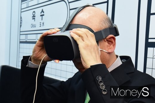 [머니S포토] 5G AR컨텐츠 즐기는 방통위원장