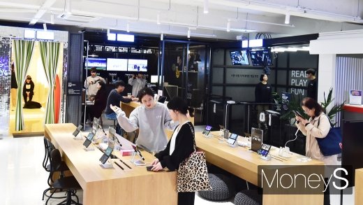 [머니S포토] 다양한 5G AR 컨텐츠에 시민들 관심