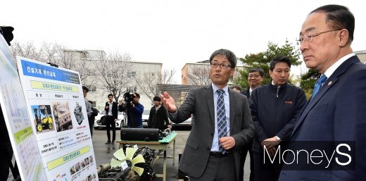 [머니S포토] 노후 건설기계 엔진교체 설명 듣는 홍남기