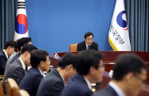 이낙연 국무총리가 18일 오전 서울 종로구 정부서울청사 영상회의실에서 열린 국정현안점검조정회의를 주재하고 있다. /사진=뉴시스 이윤청 수습기자