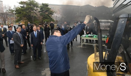 [머니S포토] 홍남기 부총리, 하늘 뒤덮은 매연에 화들짝