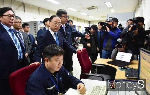 [머니S포토] 홍남기 부총리, 엔진동력실험에 집중