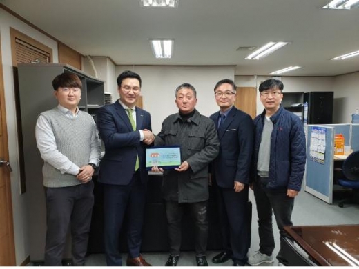 우동효 플라시스템 팀장, 김태진 플라시스템 대표, 황성웅 위드위 회장, 김기준 위드위 본부장, 권대오 위드위 이사(왼쪽부터)/사진제공=위드위 
