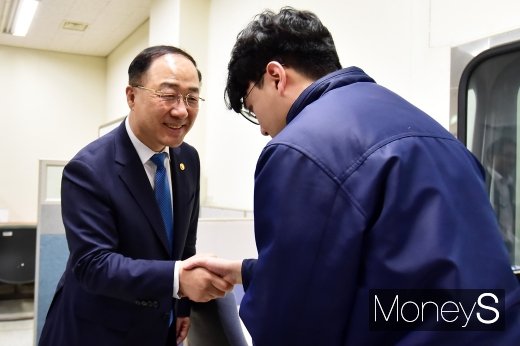 [머니S포토] 홍남기 부총리, 수고가 많으십니다