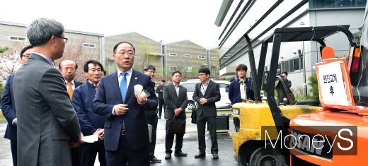 [머니S포토] 건설기계 엔진 교체전후 비교하는 홍남기
