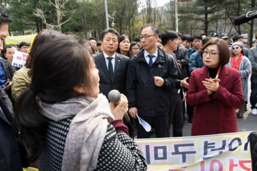 은수미 시장(오른쪽)이 집회 중인 시민과 대화를 나누고 있다. / 사진제공=성남시