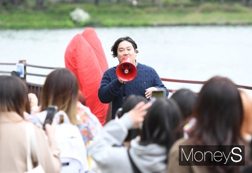 [머니S포토] 유재환 '많은 기부 부탁드려요'
