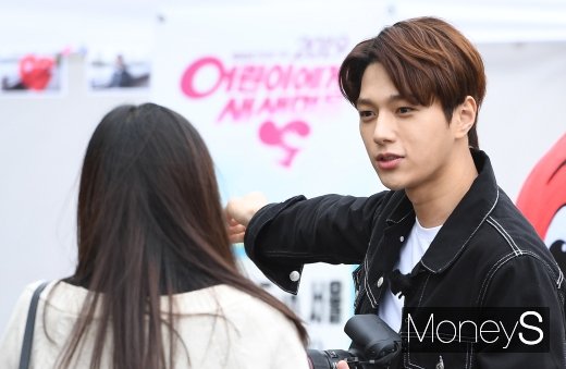 [머니S포토] 인피니트 엘 '팬 셀레게 하는 눈맞춤'