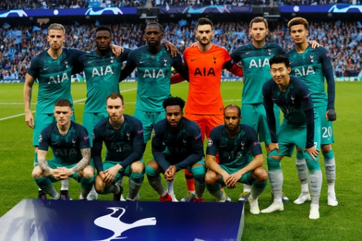 18일 오전(한국시간) 영국 맨체스터 에티하드 스타디움에서 열린 2018-2019시즌 UEFA 챔피언스리그 8강 2차전에서 3-4 패배 후 원정 다득점 원칙으로 극적인 4강 진출을 일궈낸 토트넘 홋스퍼 선수들. /사진=로이터