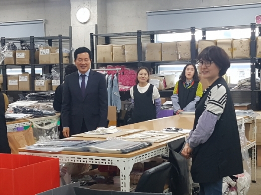 홍순헌 해운대구청장(왼쪽)이 지난 15일 청년을 위한 좋은 일자리 발굴을 위해 재송동 ㈜SSLKH-핫핑을 방문했다./사진제공=해운대