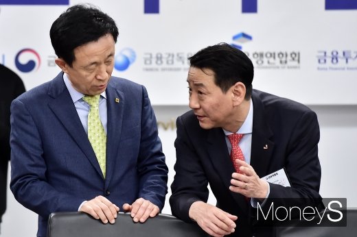 [머니S포토] 금융소비자 간담회, 의견 나누는 금투협·여신협 수장들