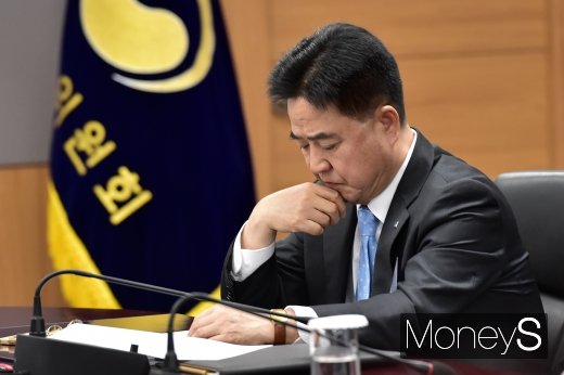 [머니S포토] 금융 소비자 간담회 참석한 신용길 생보 회장