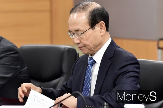 [머니S포토] 금융소비자 자료 살피는 김용덕 손보 회장