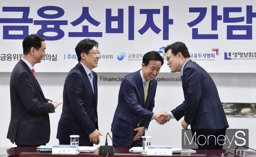 [머니S포토] 금융소비자 간담회서 인사 나누는 최종구 위원장