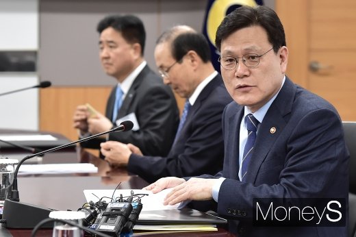 [머니S포토] 금융소비자 보호법 토의하는 최종구 금융위원장