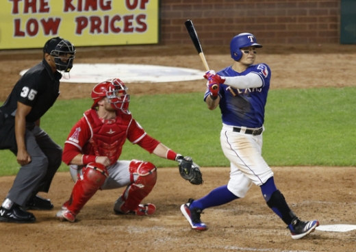 18일(한국시간) 미국 텍사스주 알링턴 글로브 라이프 파크에서 열린 ‘2019 메이저리그(MLB)’ LA 에인절스와의 경기에서 3타수 2안타 1볼넷 2타점 2득점 맹타를 휘두른 텍사스 레인저스의 타자 추신수(오른쪽). /사진=로이터