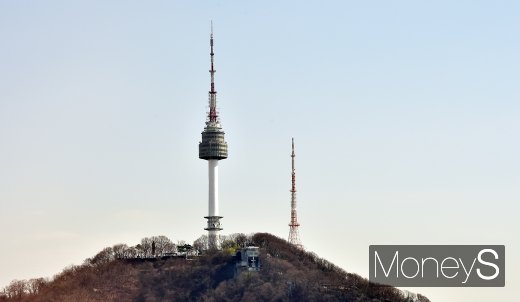 내일날씨. 내일(19일)은 중부지방은 대체로 맑고, 남부지방은 가끔 구름이 많겠다. /사진=임한별 기자