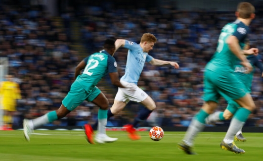 18일 오전(한국시간) 영국 맨체스터 에티하드 스타디움에서 열린 2018-2019시즌 UEFA 챔피언스리그 8강 2차전 토트넘 홋스퍼를 상대로 최고의 활약을 선보인 맨시티의 미드필더 케빈 데 브라이너(가운데). /사진=로이터