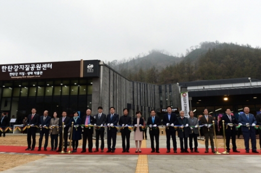 ▲ 이화순 경기도 행정2부지사, 김광철 연천군수, 박윤국 포천시장, 이현종 철원군수 등 주요인사들이 18일 오후 포천에서 열린 한탄강 지질공원 센터 개관식에 참석해 축하하고 있다. / 사진제공=경기북부청