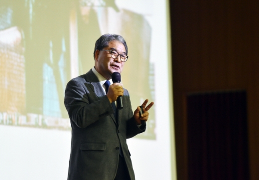 이재정 경기도교육감은 18일 경기도교육연수원에서 ‘2019 중등교장 자격연수’ 진행 중인 298명을 대상으로 특강을 진행했다. /사진제공=경기도교육청