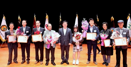 광명시는 18일 광명시민회관에서 제39회 장애인의 날 기념식을 개최했다(왼쪽에서 다섯번째 박승원 광명시장). /사진제공=광명시
