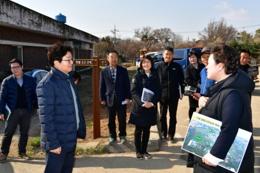 지난 2일 탑동시민농장 조성 현장을 방문한 염태영 수원시장이 관계자들로부터 조성과 관련된 현황을 청취하고 있다. /사진제공=수원시