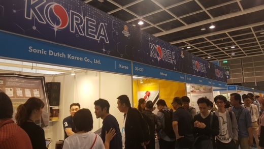 2019 홍콩 춘계 전자박람회를 찾은 관람객들이 수원시관을 둘러보고 있다. /사진제공=수원시 