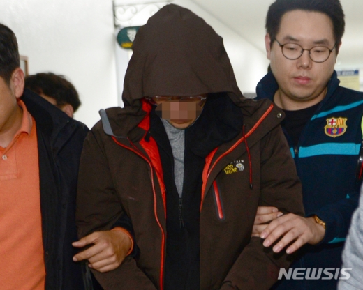 안인득 신상. 진주방화 살인. 진주 '아파트 방화·살인 사건' 피의자 안인득(42)의 신상을 공개한다. 오늘(19일) 경찰에 따르면 피의자 안인득의 얼굴은 이르면 이날 경남 진주경찰서를 나서며 공개된다. /사진=뉴시스