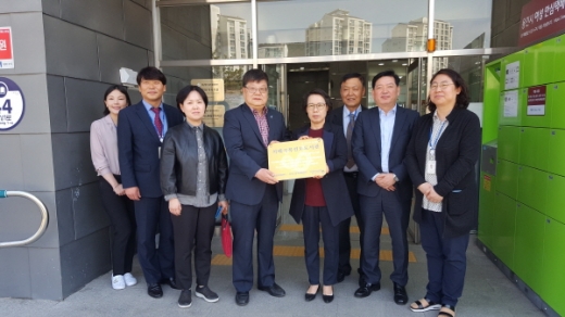 용인시 기흥구보건소는 17일 청덕도서관을 치매에 대한 인식을 개선하기 위한 치매극복선도 도서관으로 지정하고 현판식을 가졌다고 18일 밝혔다. /사진제공=용인시